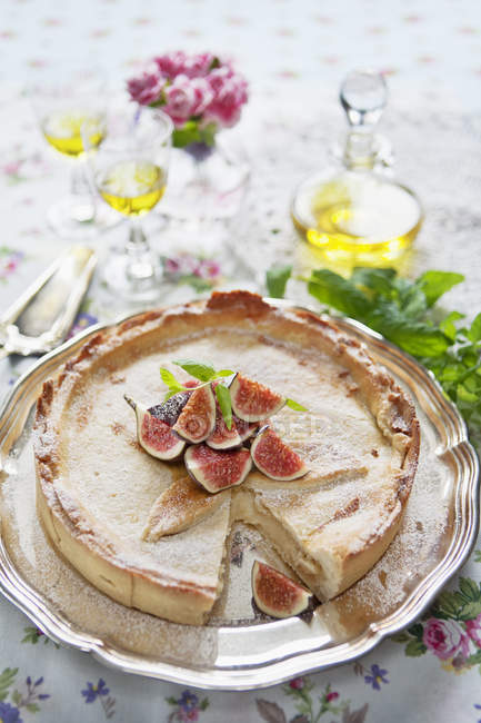 Vanilla custard pie with figs, focus on foreground — Stock Photo