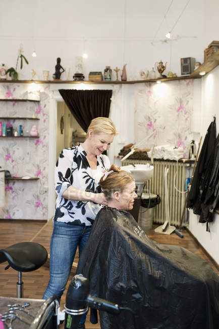 Hairdresser talking with client, selective focus — Stock Photo