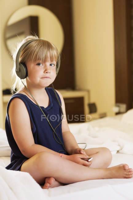 Portrait de fille blonde portant des écouteurs — Photo de stock