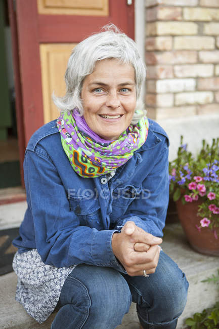 Porträt einer reifen Frau im Hinterhof — Stockfoto