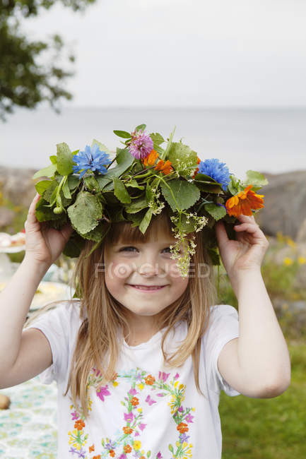 Porträt eines Mädchens mit Kranz auf dem Kopf, Fokus auf den Vordergrund — Stockfoto