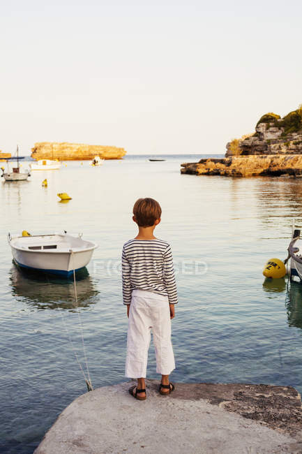 Imagem do menino olhando para o mar em Menorca, Espanha — Fotografia de Stock