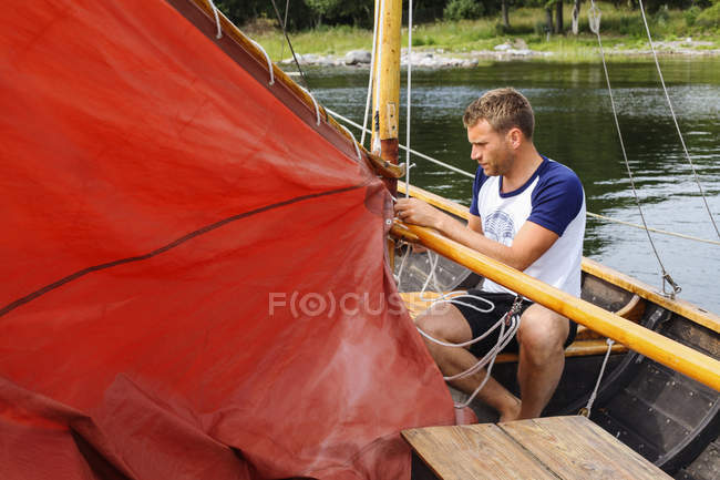 Чоловік сидить на вітрильному човні, вибірковий фокус — стокове фото