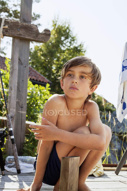 Junge mit Haselaugen schaut weg, konzentriert sich auf den Vordergrund — Stockfoto