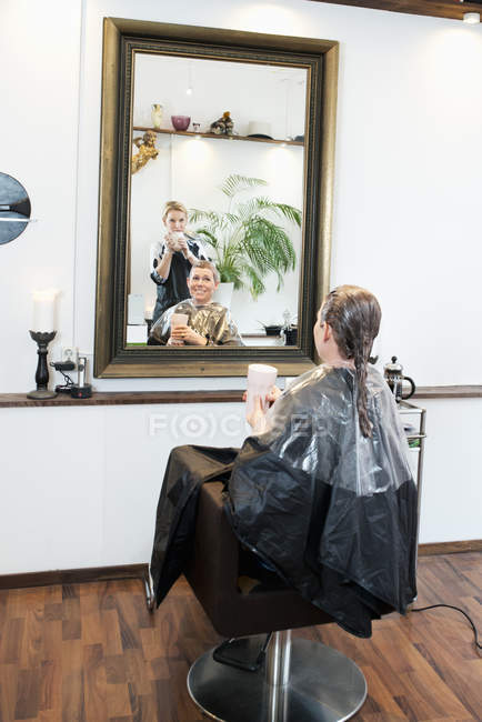 Hairdresser talking with client, selective focus — Stock Photo