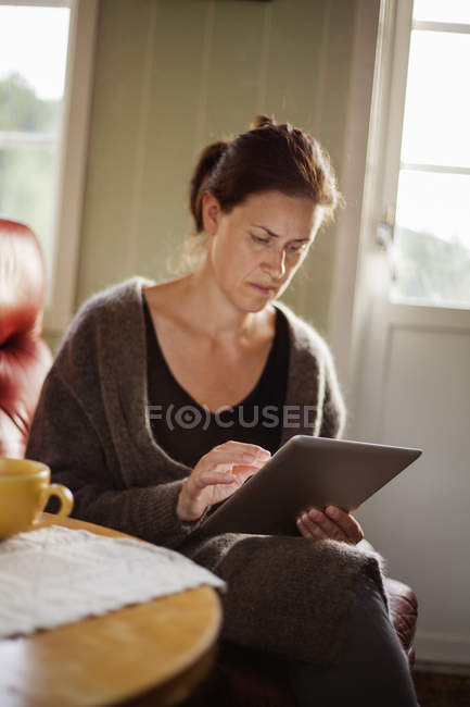 Жінка середнього віку з цифровим планшетом — стокове фото