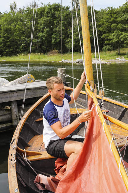 Mann mit Stoppeln im Segelboot, selektiver Fokus — Stockfoto