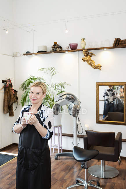 Portrait de coiffeur aux cheveux blonds à l'intérieur — Photo de stock