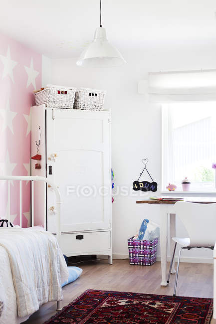 Домашний интерьер, вид на белую спальню и т.д. — стоковое фото