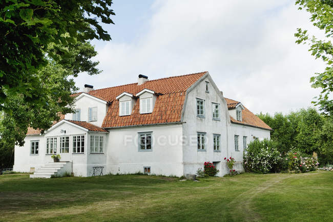 Kleines weißes Haus außen, Fokus auf Vordergrund — Stockfoto