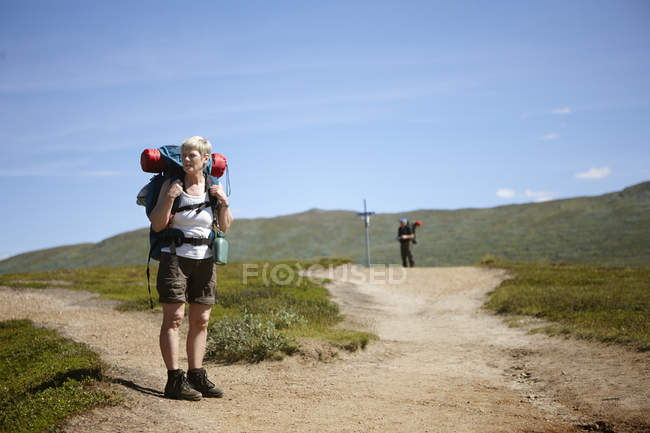 Zwei Wanderer auf Fußweg, Fokus auf Vordergrund — Stockfoto