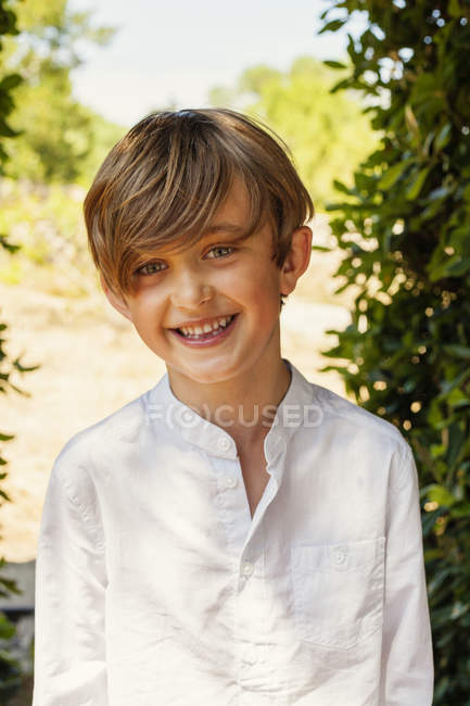 Портрет усміхненого хлопчика, вибірковий фокус — стокове фото