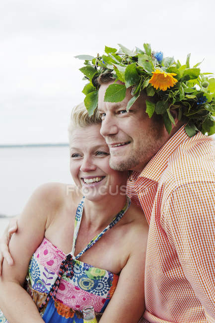 Couple embracing outdoors, focus on foreground — Stock Photo