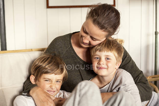 Retrato de madre con dos hijos, centrado en primer plano - foto de stock