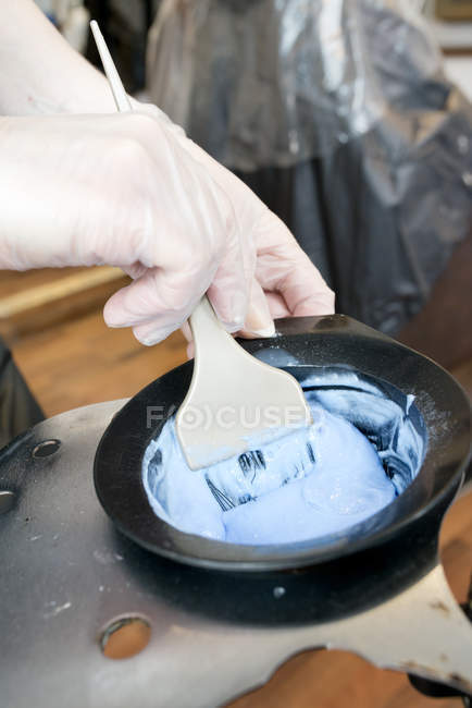 Mains féminines préparant la teinture capillaire — Photo de stock