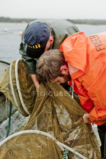 Hommes pêchant en mer — Photo de stock