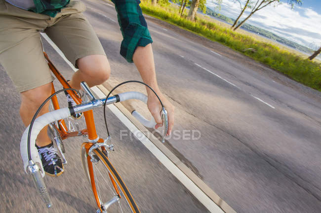 Homem de bicicleta na estrada, movimento turvo — Fotografia de Stock
