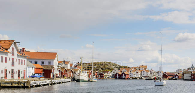 Vista del pueblo pesquero y el canal en la costa oeste sueca - foto de stock
