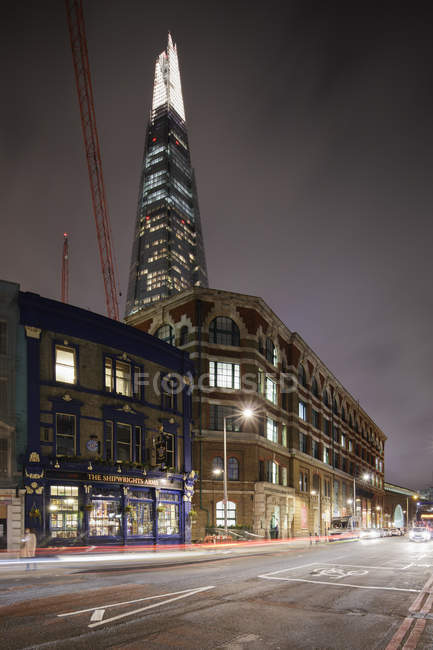 Éclat lumineux gratte-ciel dans la ville de Londres la nuit — Photo de stock