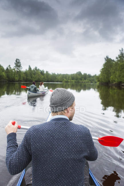 Mann rudert auf Fluss im Norden Schwedens — Stockfoto