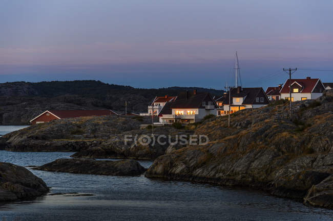 Casas iluminadas no litoral, Costa Oeste da Suécia — Fotografia de Stock