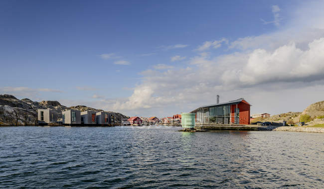 Vista frente al mar de casas en la costa oeste sueca - foto de stock