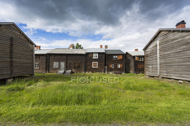 Maisons en bois avec cour arrière au nord de la Suède — Photo de stock