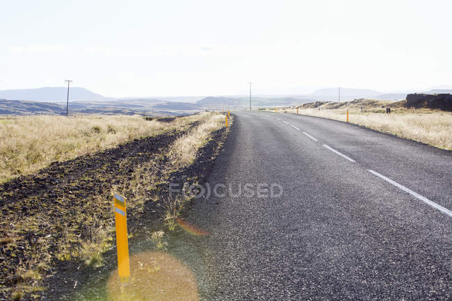 Сельская дорога под облачным небом в Исландии — стоковое фото