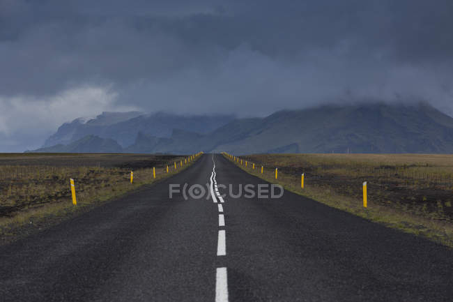 Landstraße unter bewölktem Himmel in Island — Stockfoto