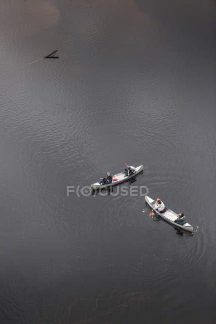 Vista de ángulo alto de la gente remando en el río en el norte de Suecia - foto de stock