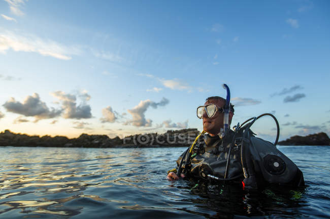 Homme plongée sous-marine, se concentrer sur le premier plan — Photo de stock