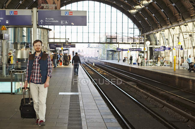 Uomo a piedi sulla stazione ferroviaria di Berlino — Foto stock