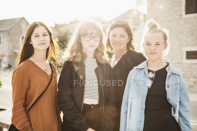 Ritratto di madre con tre figlie, focus selettivo — Foto stock