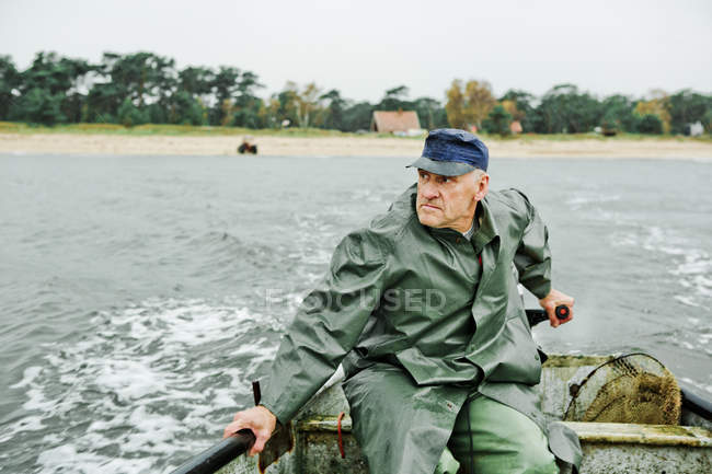Человек собирается рыбачить в море, избирательный фокус — стоковое фото