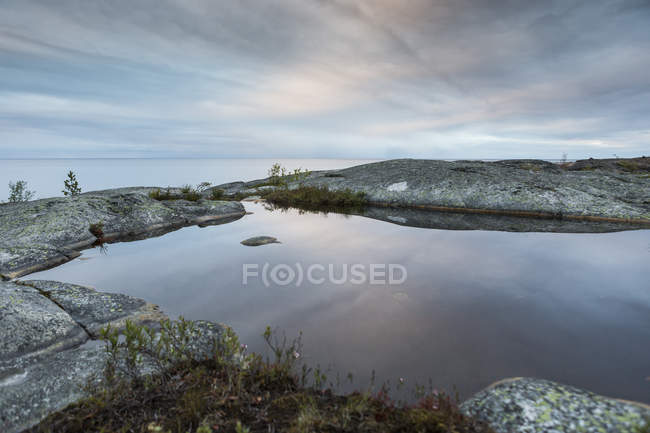 Lac avec rochers dans le nord de la Suède — Photo de stock