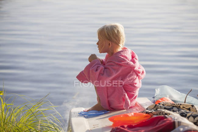 Menina sentada em roupão de banho, foco seletivo — Fotografia de Stock