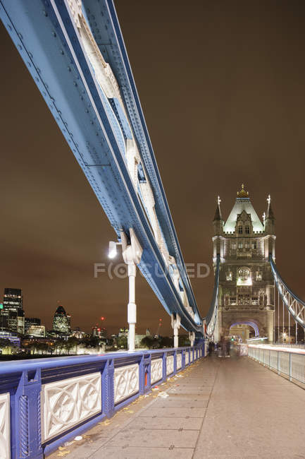 Passerella pedonale del Tower Bridge nella City di Londra di notte — Foto stock