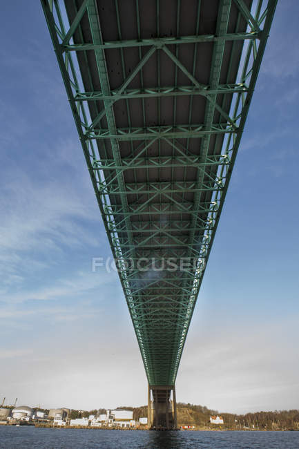 Low angle view of Alvsborg Bridge against sky — Stock Photo