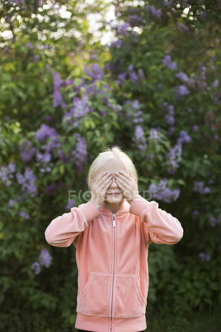 Портрет девушки в саду, фокус на переднем плане — стоковое фото