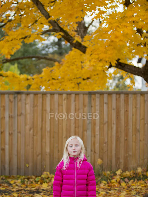 Portrait of girl in pink jacket looking at camera — Stock Photo