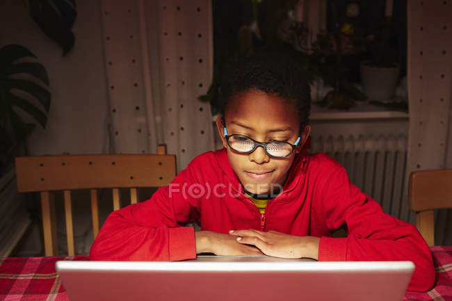 Хлопчик використовує ноутбук, вибірковий фокус — стокове фото