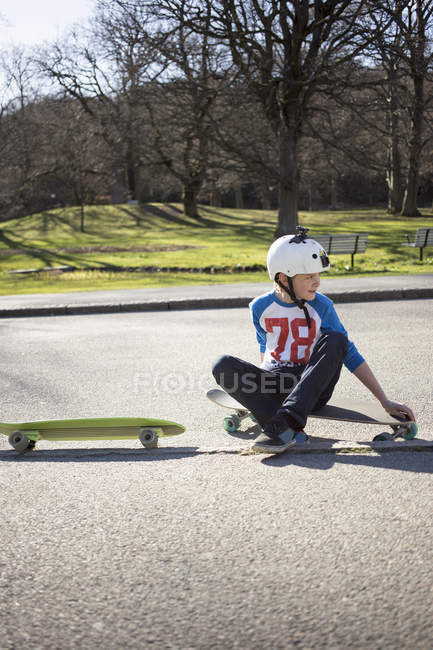 Хлопчик скейтбординг на вулиці, вибірковий фокус — стокове фото
