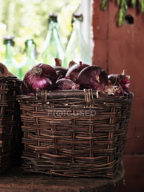 Close-up de cebolas na cesta, foco em primeiro plano — Fotografia de Stock