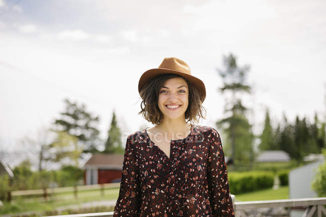 Портрет усміхнений молода жінка носить капелюх — стокове фото