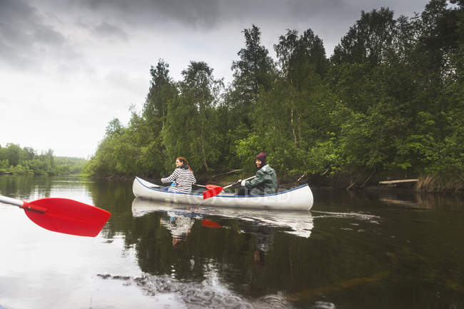 Femmes ramant sur la rivière dans le nord de la Suède — Photo de stock