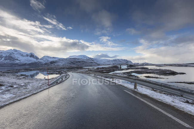 Снежная сельская дорога под пасмурным небом — стоковое фото