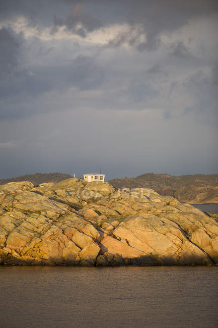 Casa sulla costa rocciosa, costa occidentale svedese — Foto stock