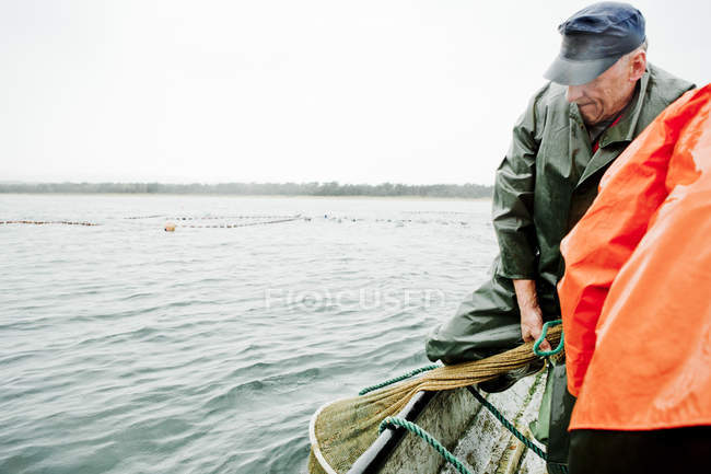 Uomini che pescano in mare, attenzione selettiva — Foto stock