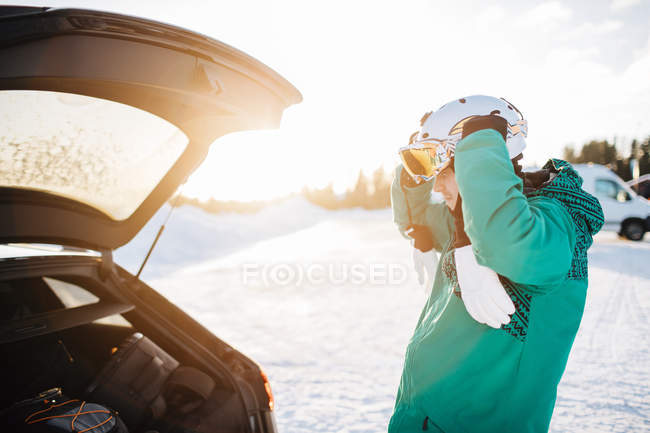 Чоловік на машині на снігу, фокус на передньому плані — стокове фото