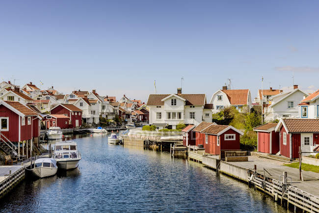 Vista panorámica del pueblo pesquero y el canal en la costa oeste sueca - foto de stock